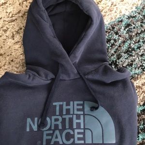 North Face: hooded sweatshirt